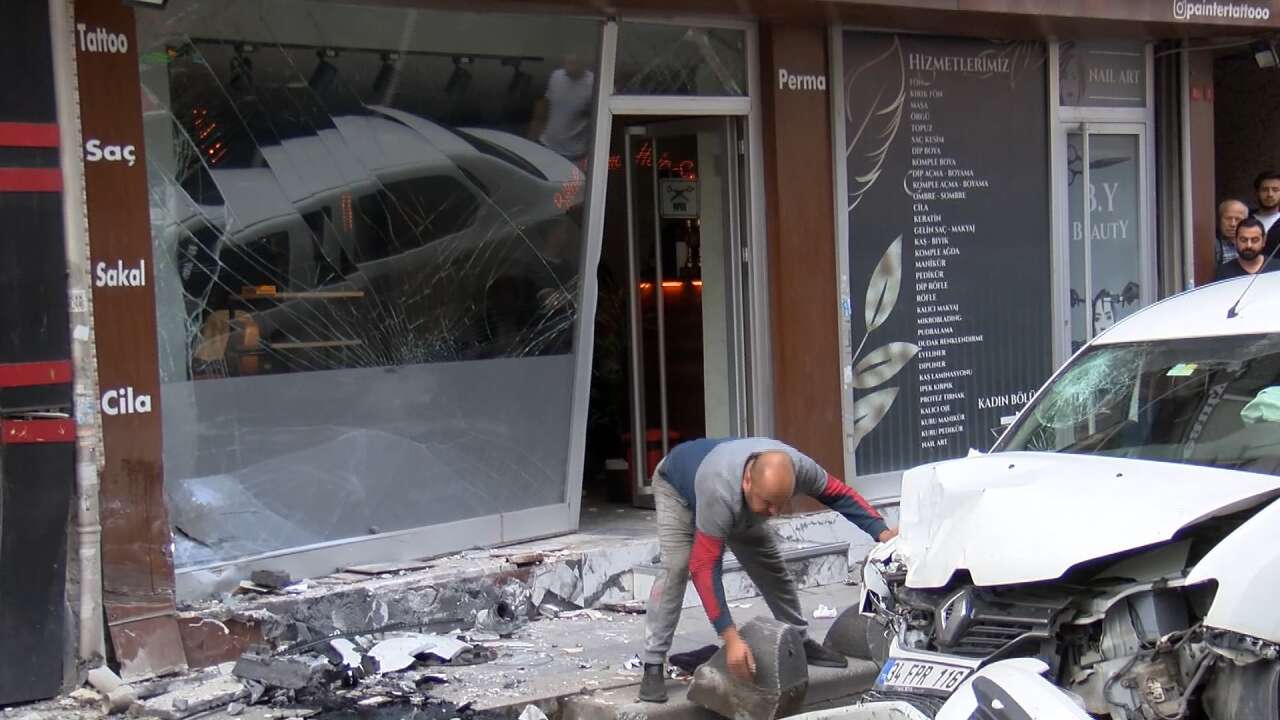 İki otomobil çarpıştı, araçlardan biri yayaların arasına daldı! 2’si ağır 5 yaralı 4